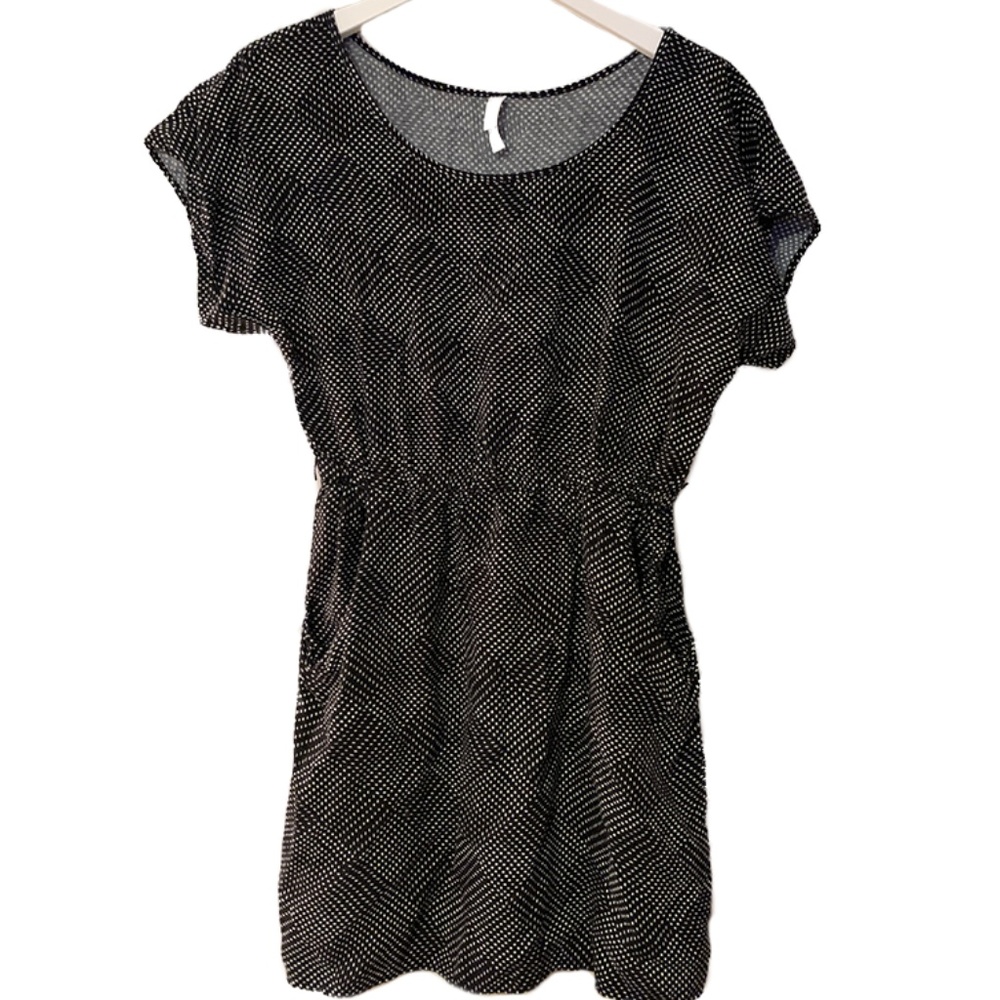 Short-sleeved black and white polka dot dress